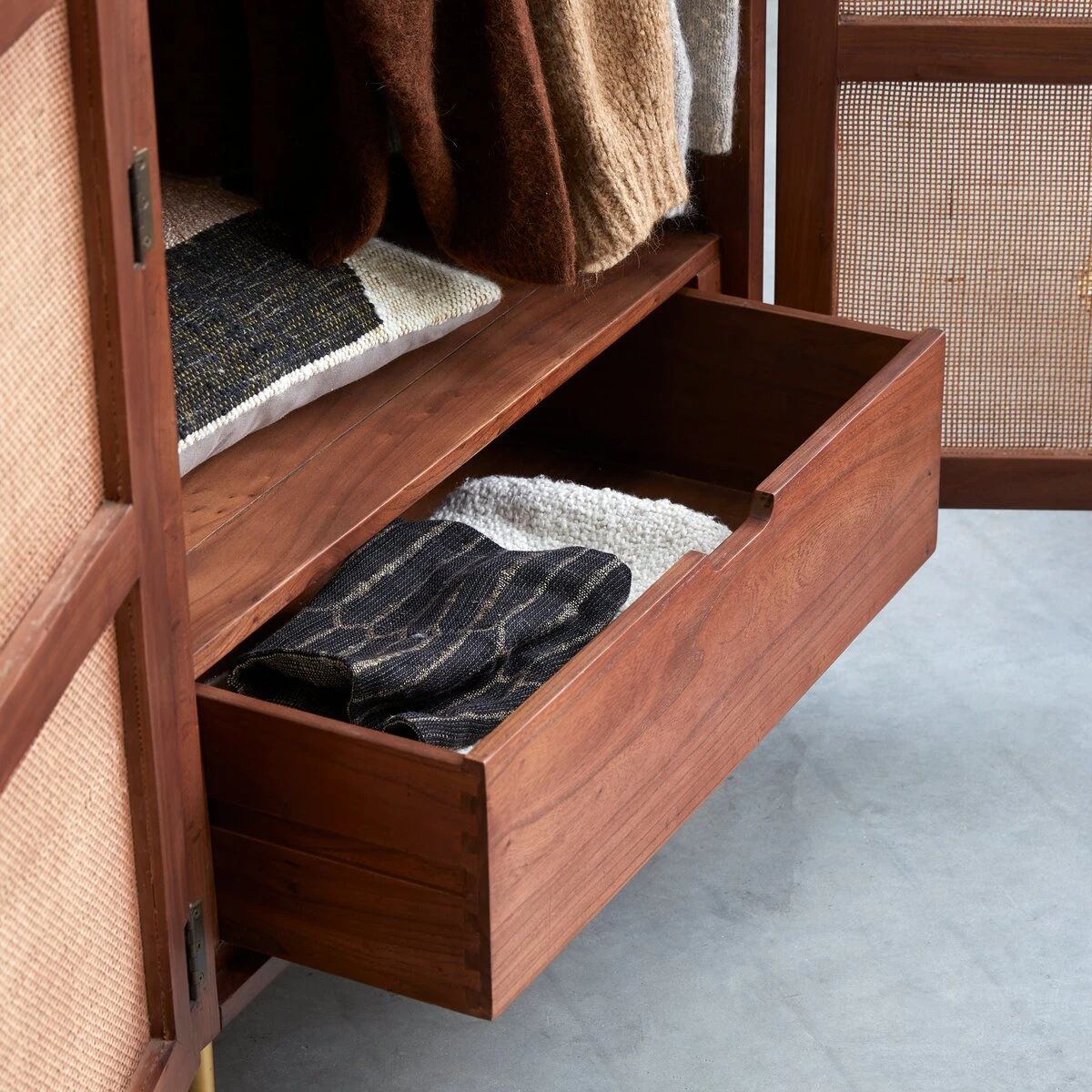 Lisbeth - Armoire En Orme Et Cannage 6 Lisbeth - Armoire En Orme Et Cannage – Image 4