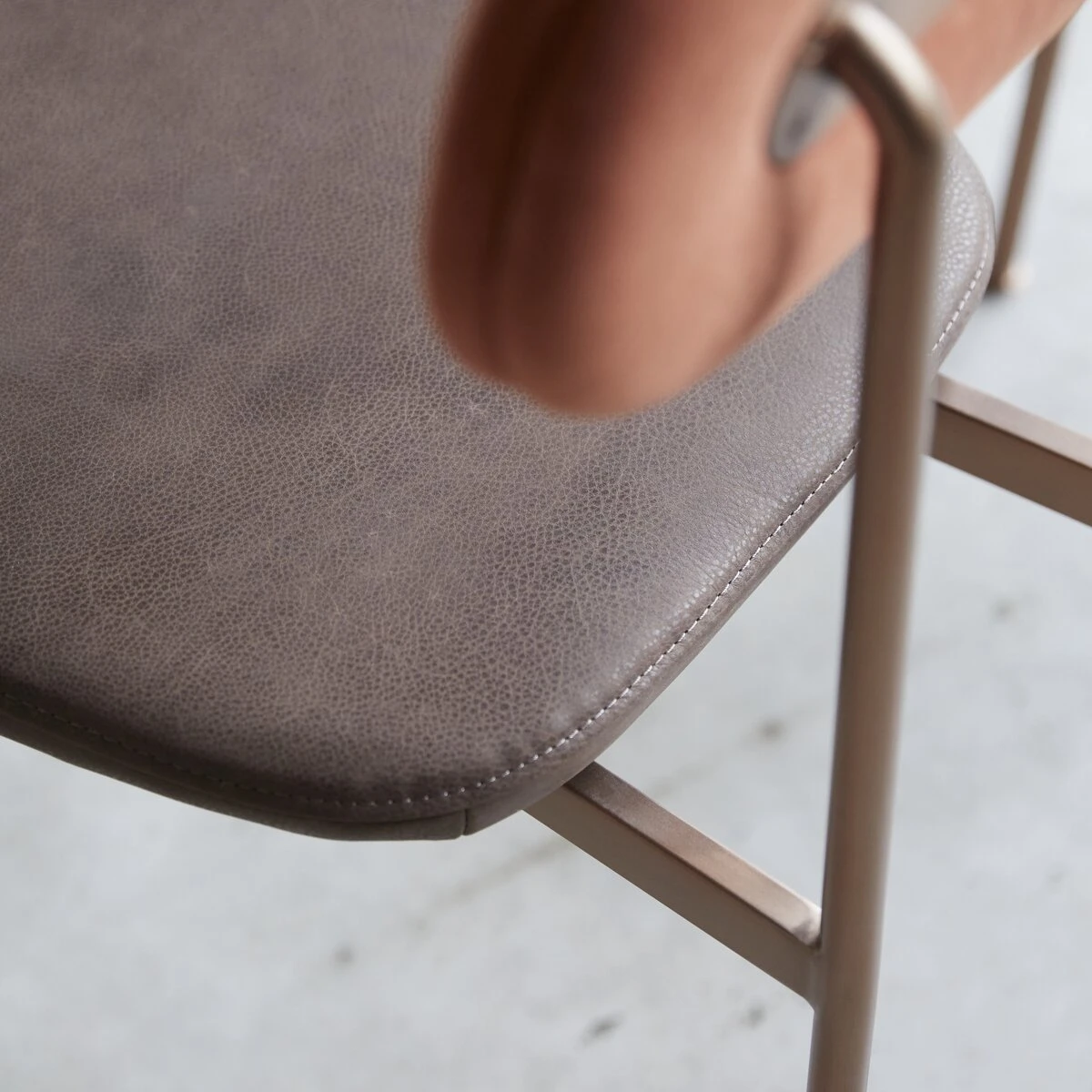 Yutapi - Chaise Sienna Choco En Cuir 7 Yutapi - Chaise Sienna Choco En Cuir – Image 5