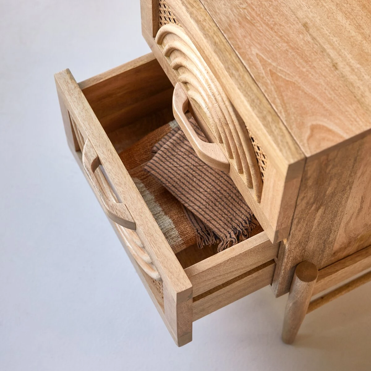 Sina - Chevet En Manguier Massif Et Rotin 4 Sina - Chevet En Manguier Massif Et Rotin – Image 2