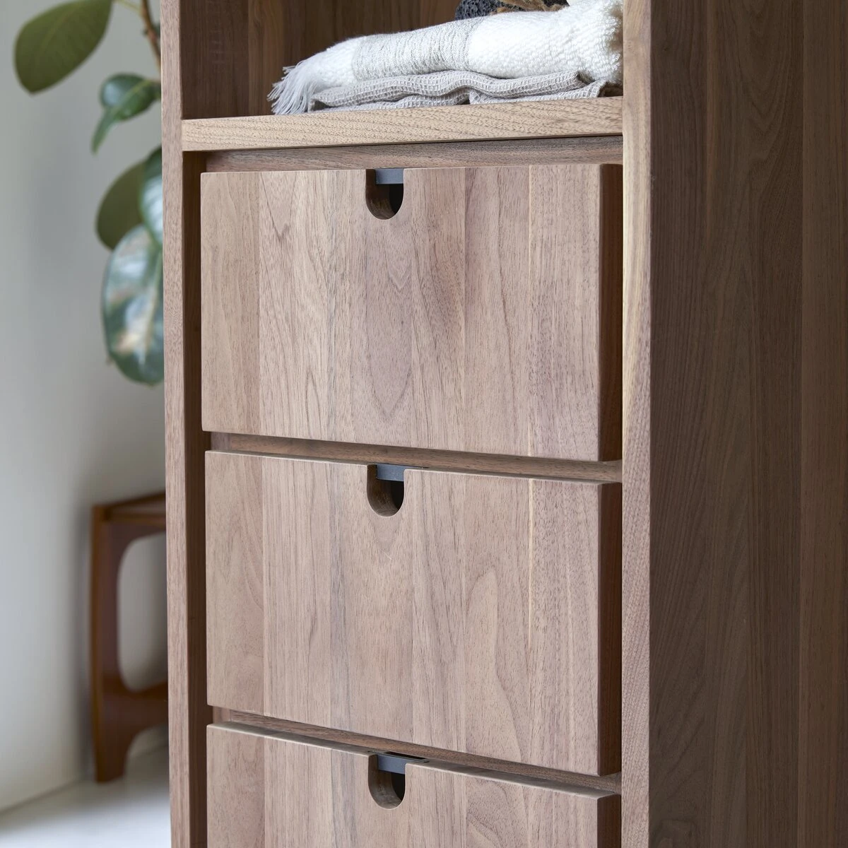 Jonàk - Colonne En Noyer Massif 5 Jonàk - Colonne En Noyer Massif – Image 3