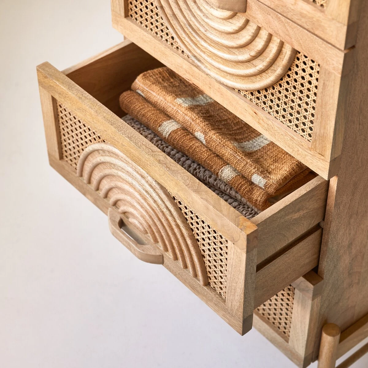 Sina - Commode En Manguier Massif Et Rotin 4 Sina - Commode En Manguier Massif Et Rotin – Image 2