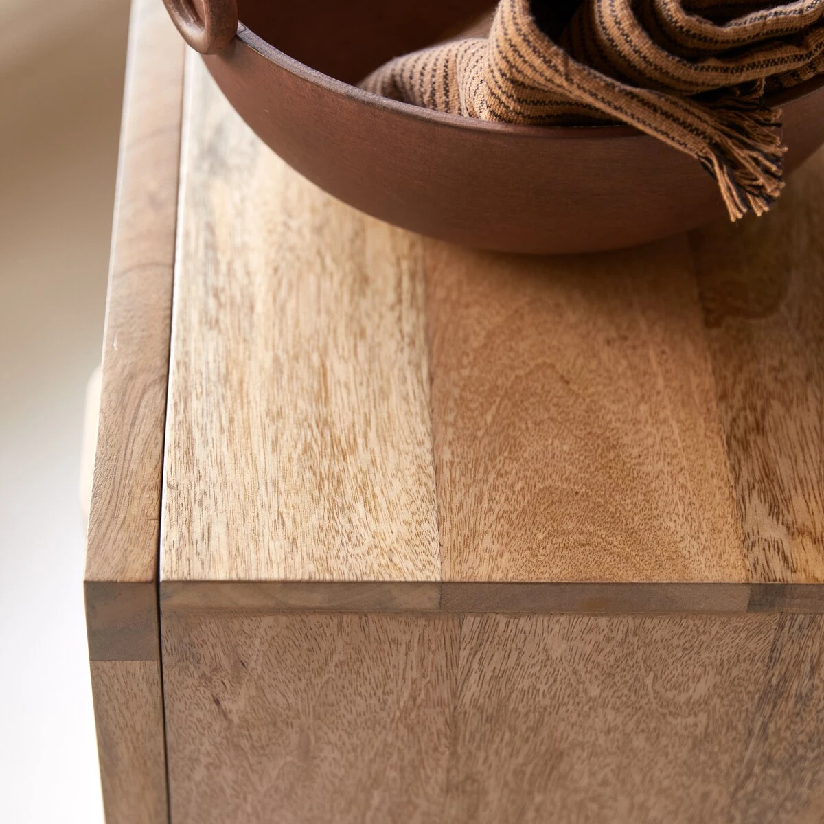 Sina - Commode En Manguier Massif Et Rotin 5 Sina - Commode En Manguier Massif Et Rotin – Image 3