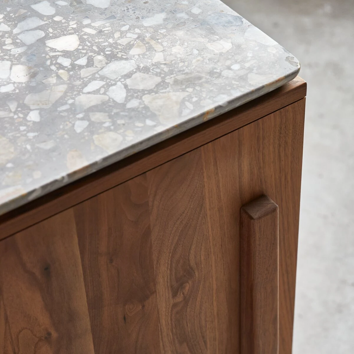 Isaure - Buffet En Noyer Massif Et Terrazzo Premium 140 Cm 10 Isaure - Buffet En Noyer Massif Et Terrazzo Premium 140 Cm – Image 8