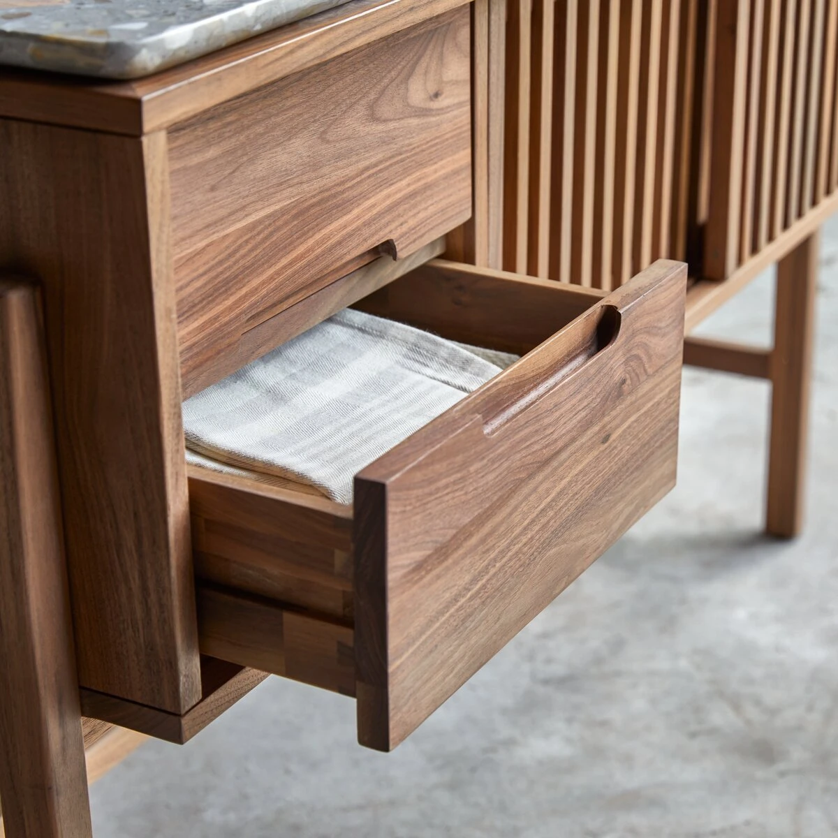 Isaure - Meuble Salle De Bain En Noyer Massif Et Terrazzo Premium 125 Cm 5 Isaure - Meuble Salle De Bain En Noyer Massif Et Terrazzo Premium 125 Cm – Image 3