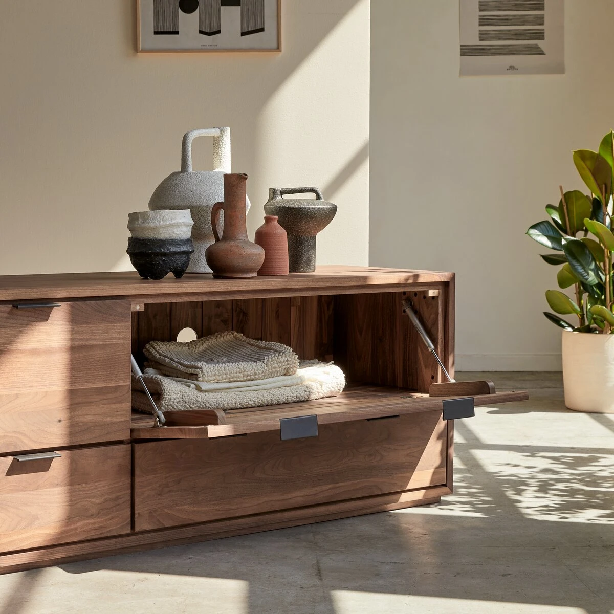 Senson - Meuble TV En Noyer Massif 180 Cm 4 Senson - Meuble TV En Noyer Massif 180 Cm – Image 2