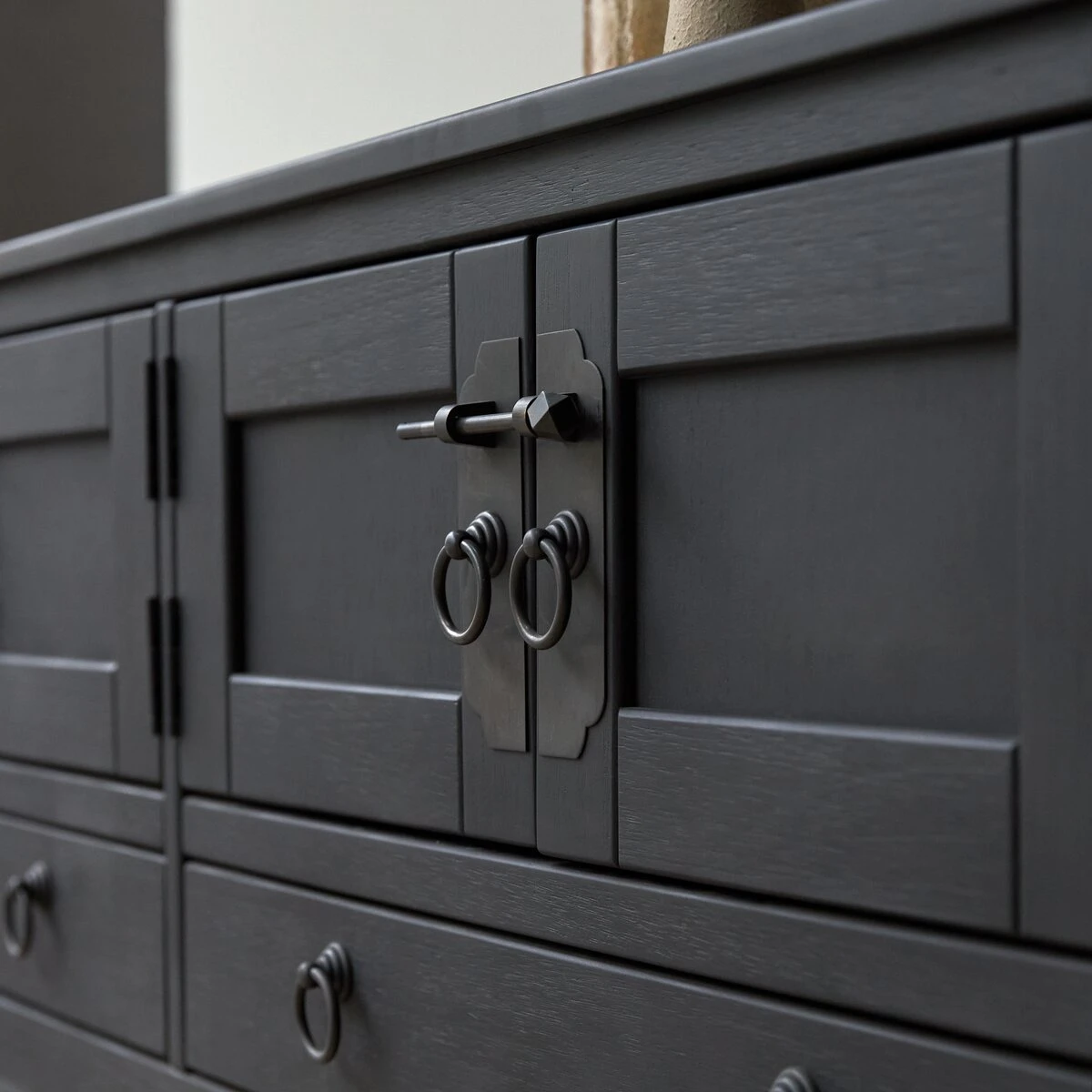 Thaki Black - Meuble TV En Pin Massif 140 Cm 9 Thaki Black - Meuble TV En Pin Massif 140 Cm – Image 7