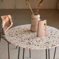 Elio - Table Ronde En Terrazzo Premium Et Métal Brown 4 Pers. 10 Elio - Table Ronde En Terrazzo Premium Et Métal Brown 4 Pers. -Magasin De Meubles 1200 1200 table ronde en terrazzo premium et metal elio brown 4 pers 2