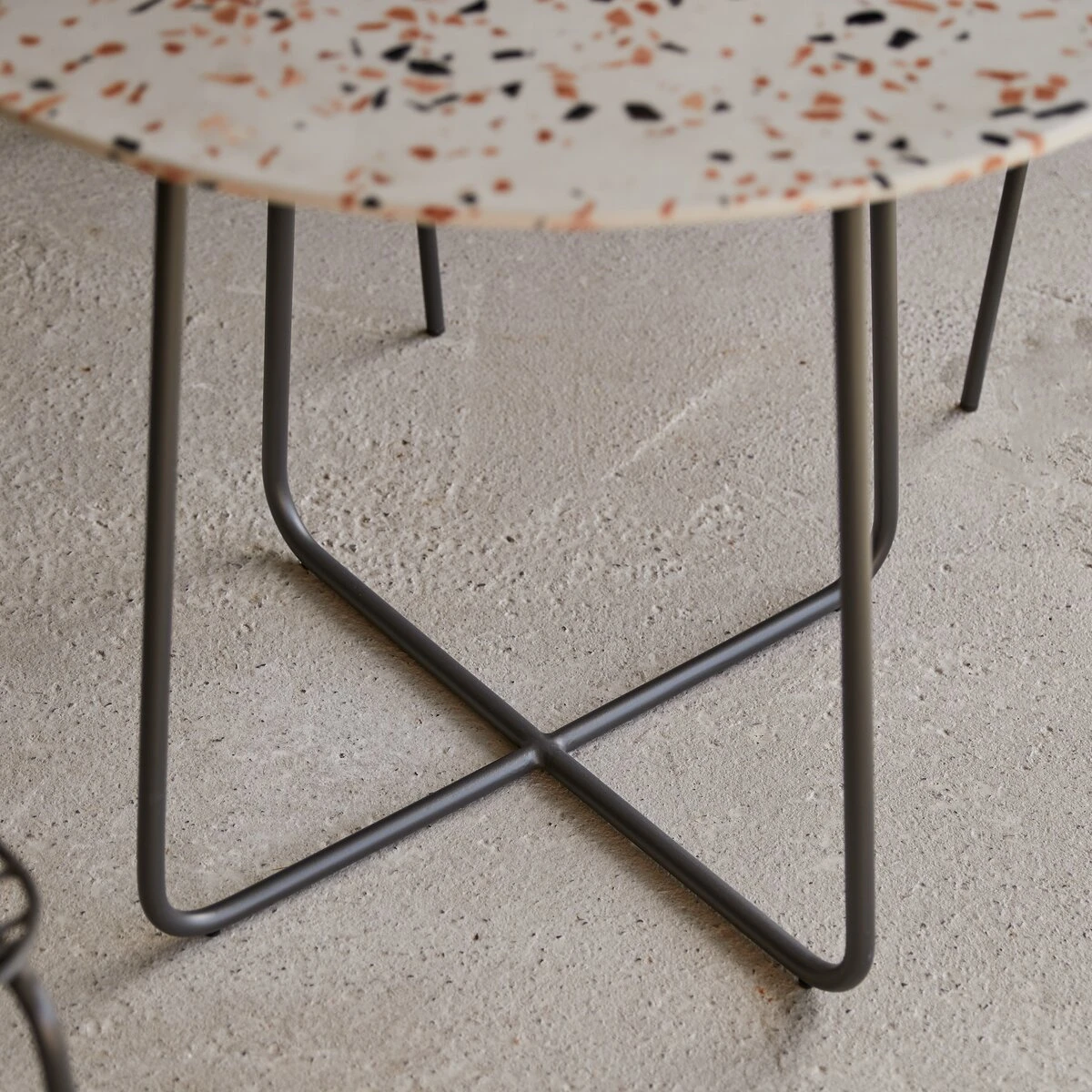 Elio - Table Ronde En Terrazzo Premium Et Métal Brown 4 Pers. 7 Elio - Table Ronde En Terrazzo Premium Et Métal Brown 4 Pers. – Image 5