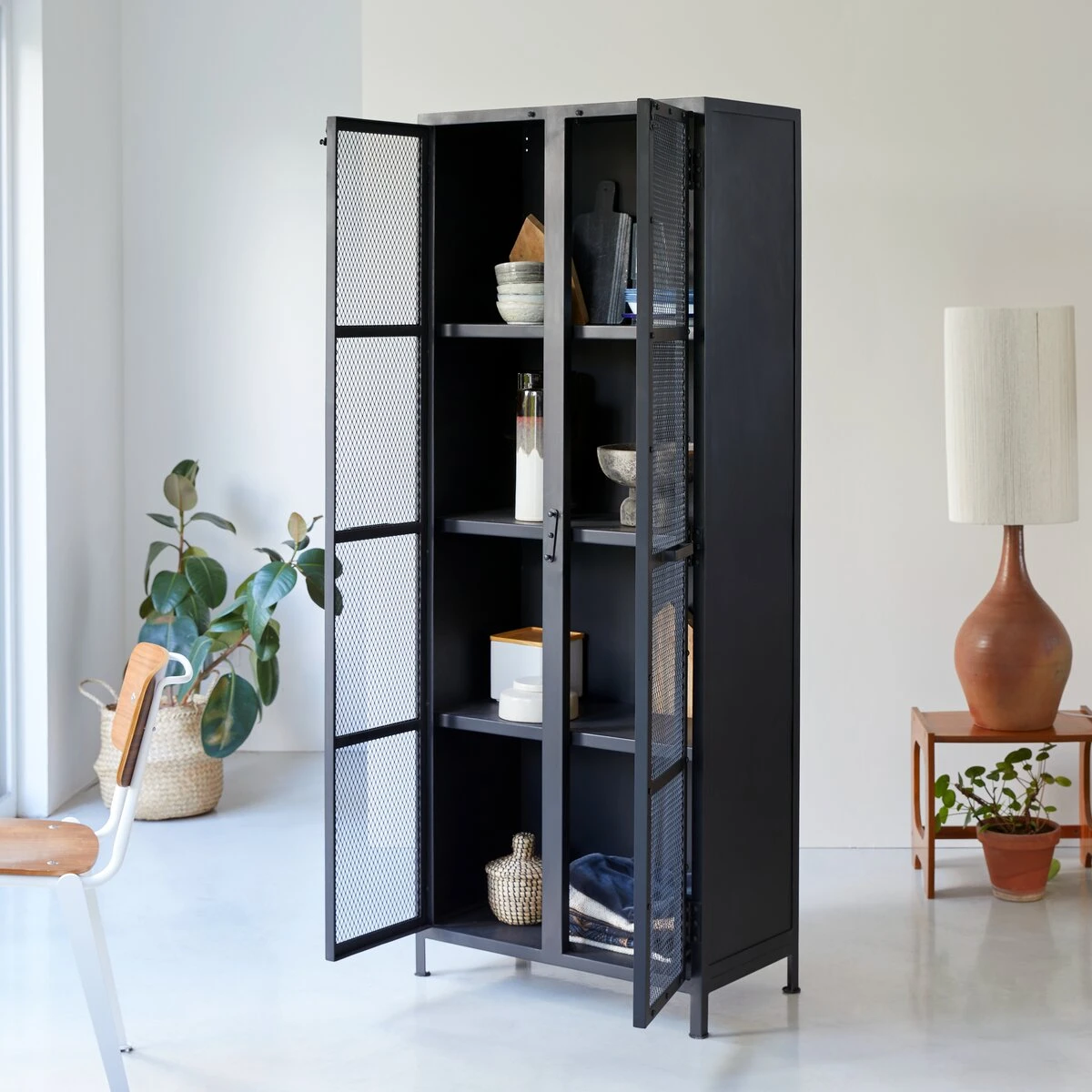 Cléo - Vaisselier Grillagé En Métal 4 Cléo - Vaisselier Grillagé En Métal – Image 2