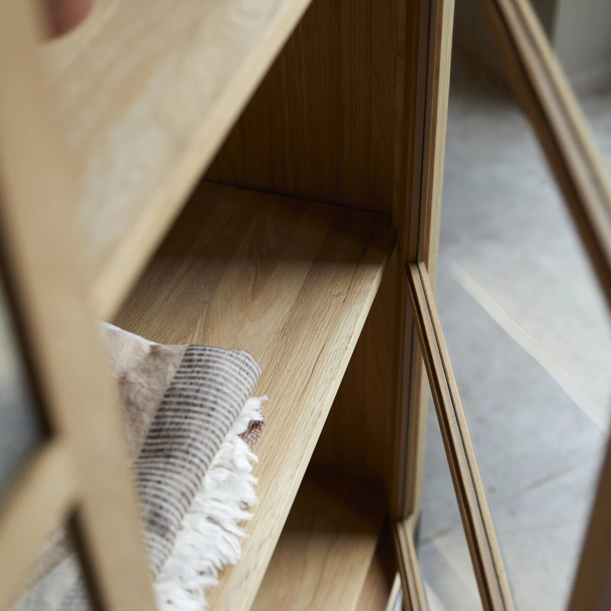 Babeth - Vitrine Haute En Chêne Massif 4 Babeth - Vitrine Haute En Chêne Massif – Image 2